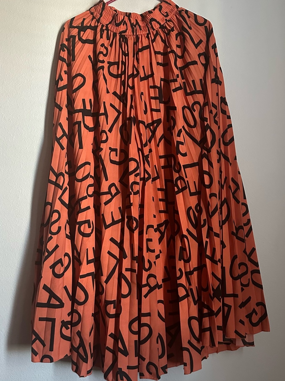 Womens Coral Letter-Print Pleated Skirt